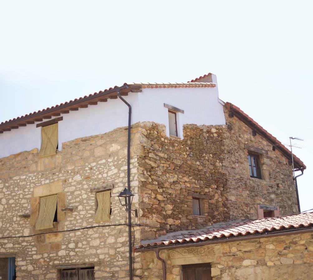 בית הארחה Perales del Puerto 	La Grulla Gris מראה חיצוני תמונה